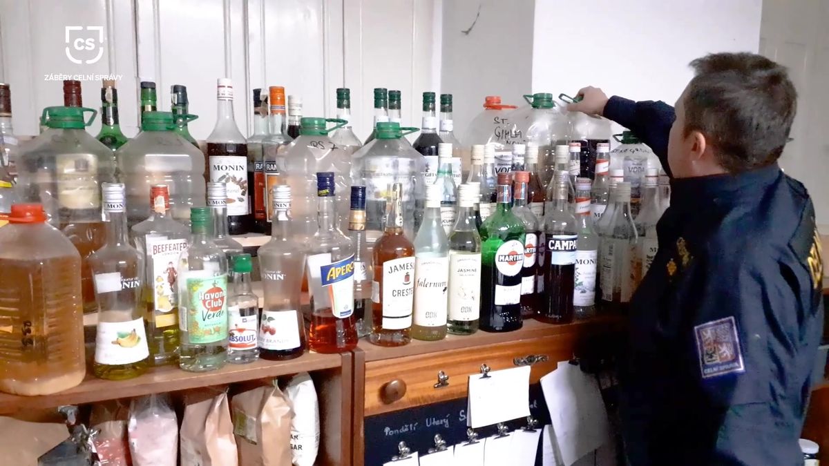 Celníci ve Znojmě zajistili přes 200 litrů pochybného alkoholu, majitel ho prodával v barech